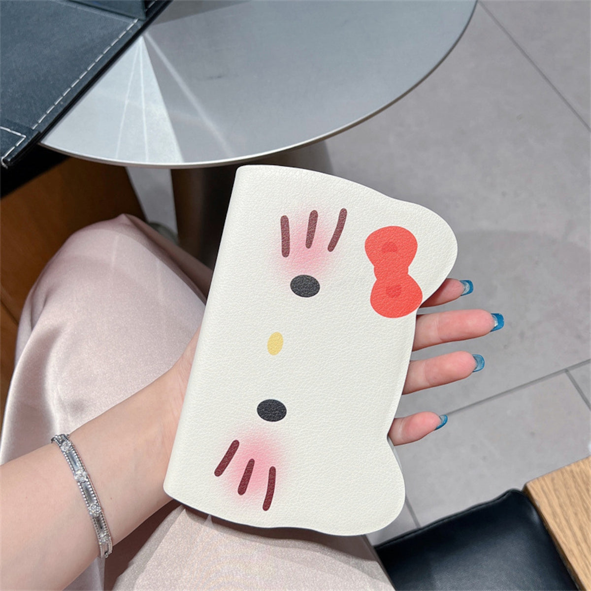 088.マイナーインス風 シンプル赤リボンハローキティ iPhone15ProMax/14/13 ケース 乙女心